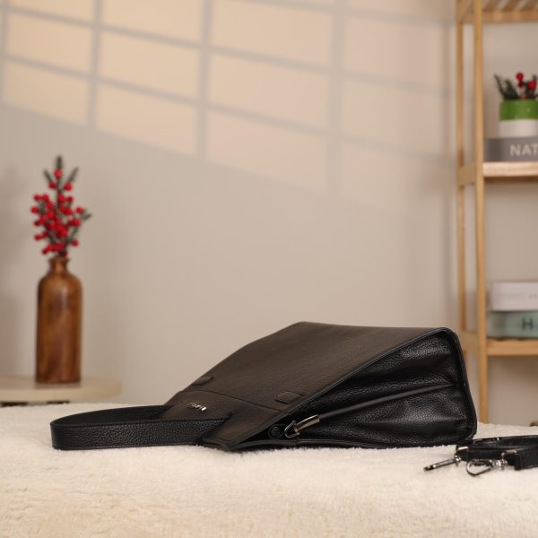 Black Leather Handbag With Magnetic Closure - Multi-Compartment / With Shoulder Strap / Everyday 6 Black Leather Handbag With Magnetic Closure - Multi-Compartment / With Shoulder Strap / Everyday