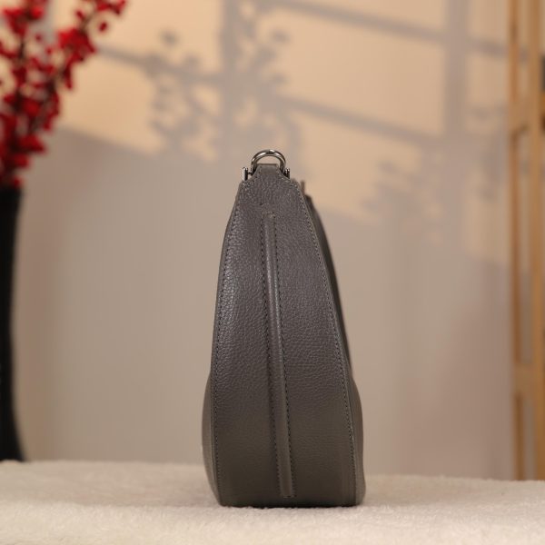 Gray Leather Shoulder Bag / Handbag With Ajustable Shoulder Strap , Zippered and All Season